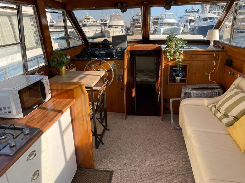 Charming Boat House In Barcelona With Big Terrace And Solarium Hotell Sant Adrià de Besòs Exteriör bild