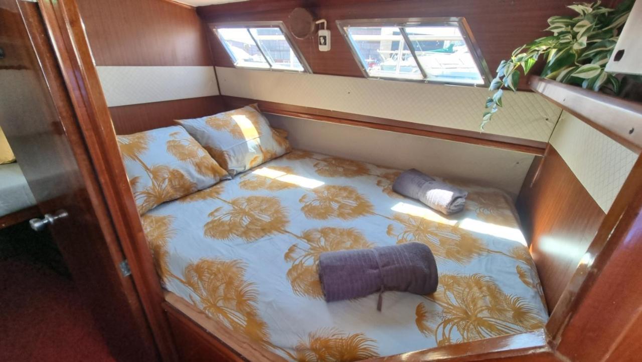 Charming Boat House In Barcelona With Big Terrace And Solarium Hotell Sant Adrià de Besòs Exteriör bild